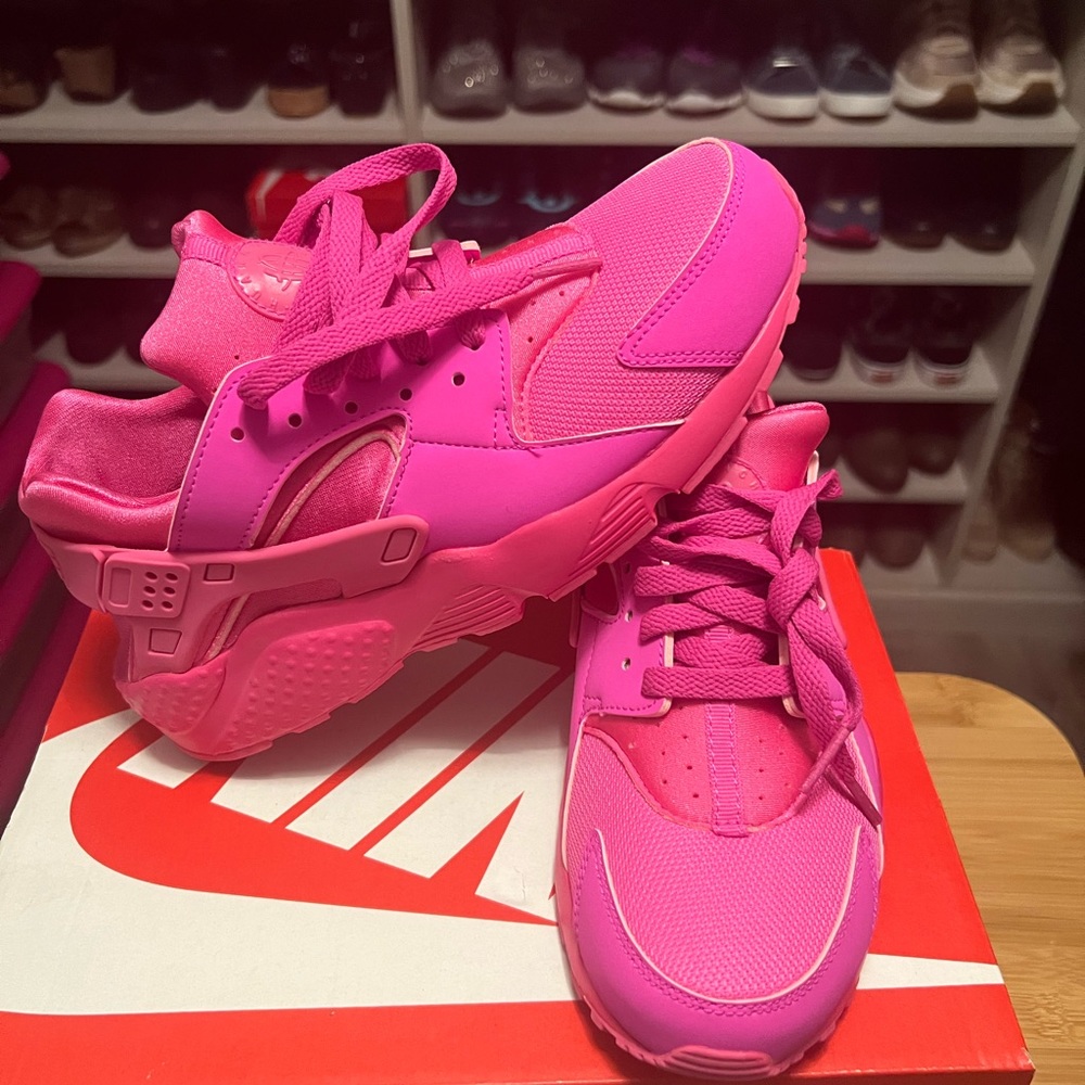 Brand New Never Worn Vibrant Pink Nike Huarache Running Shoes